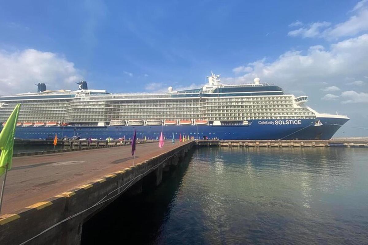 una nave da crociera è attraccata a un molo