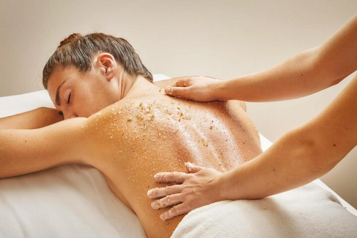 een man die op een bed ligt en een massage krijgt