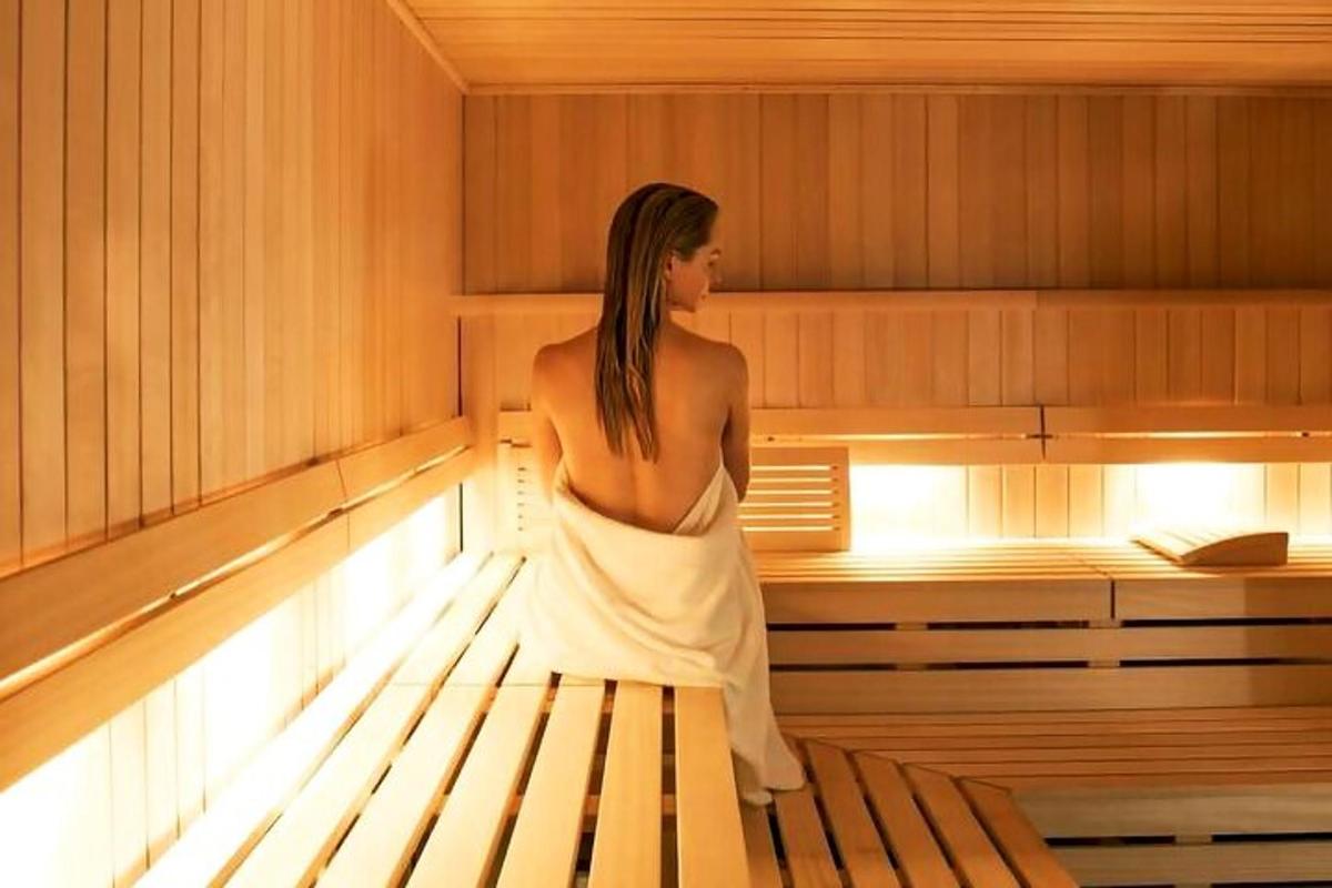 een vrouw staat in een sauna