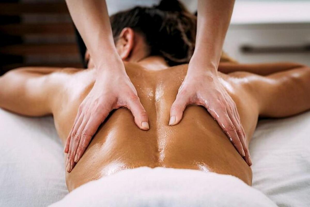 een vrouw ligt op haar rug tijdens een massage