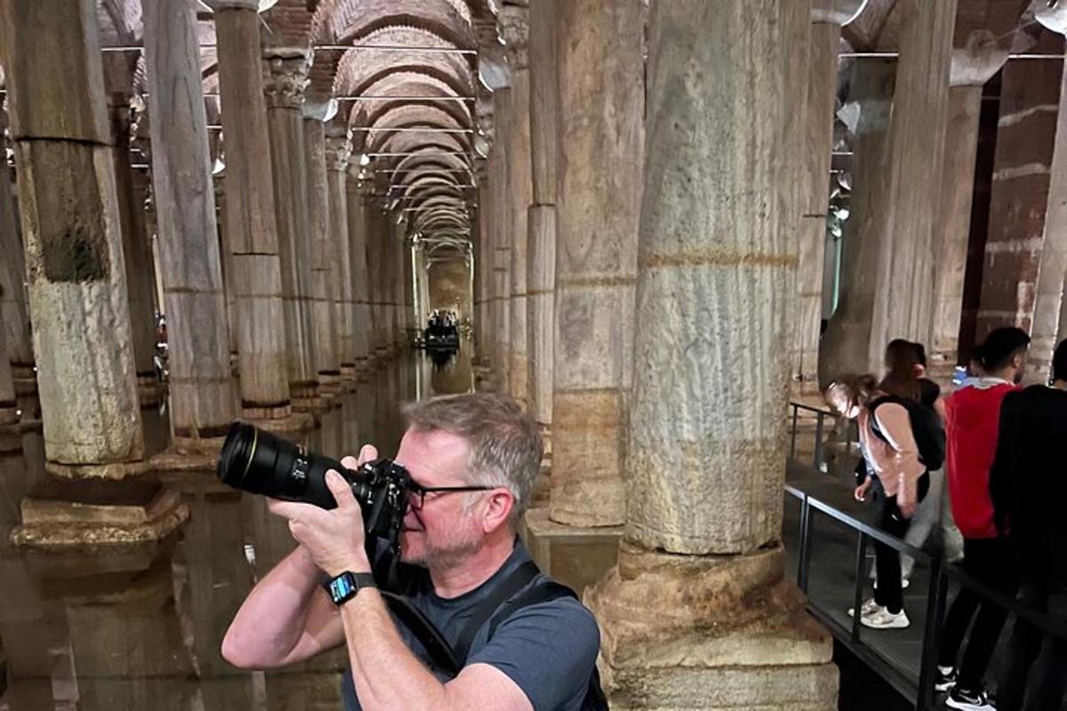 muž s fotoaparátem fotící budovu