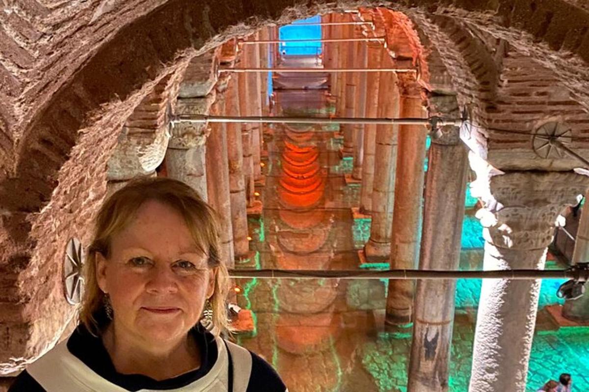 Žena stojí před tunelem v chrámu