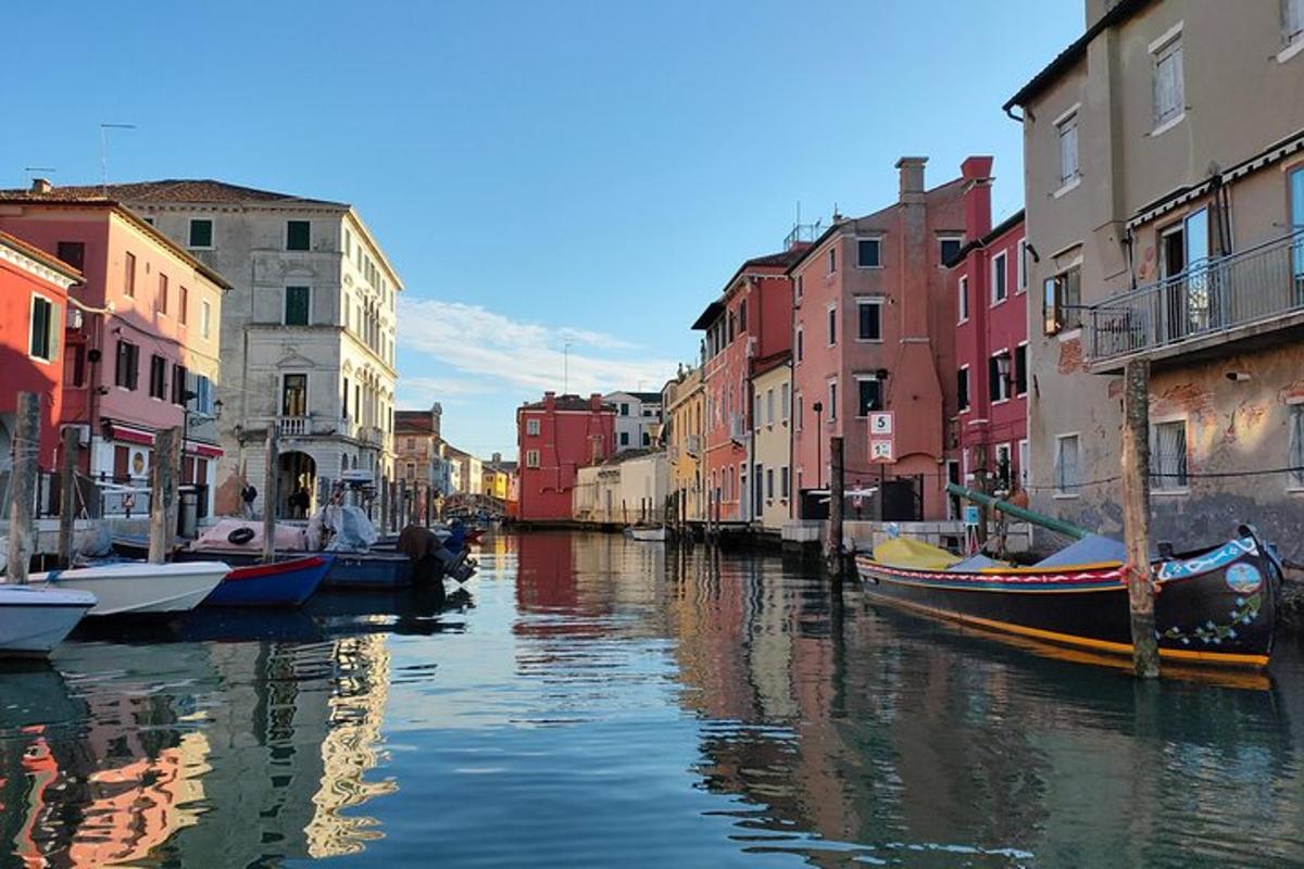 un canale con barche in una città con edifici