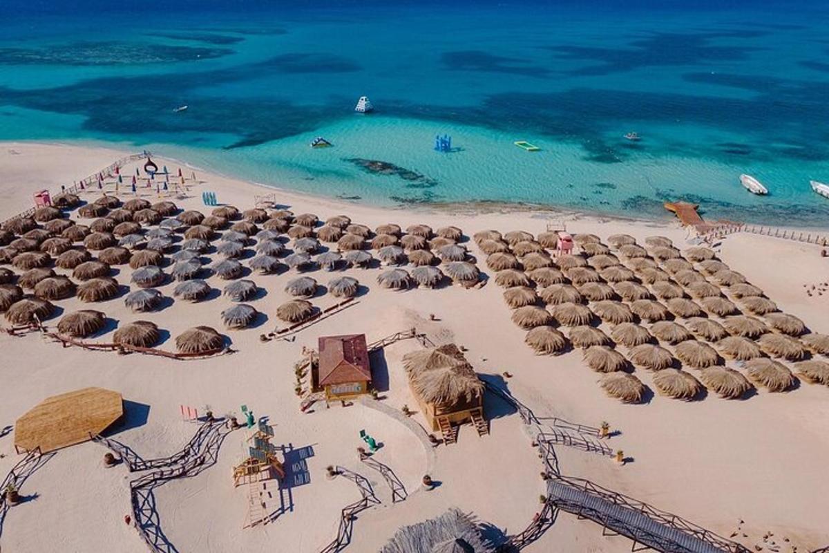 una vista aérea de un resort en la playa