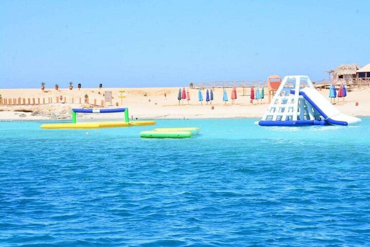 isang grupo ng mga inflatable slide sa tubig malapit sa isang beach