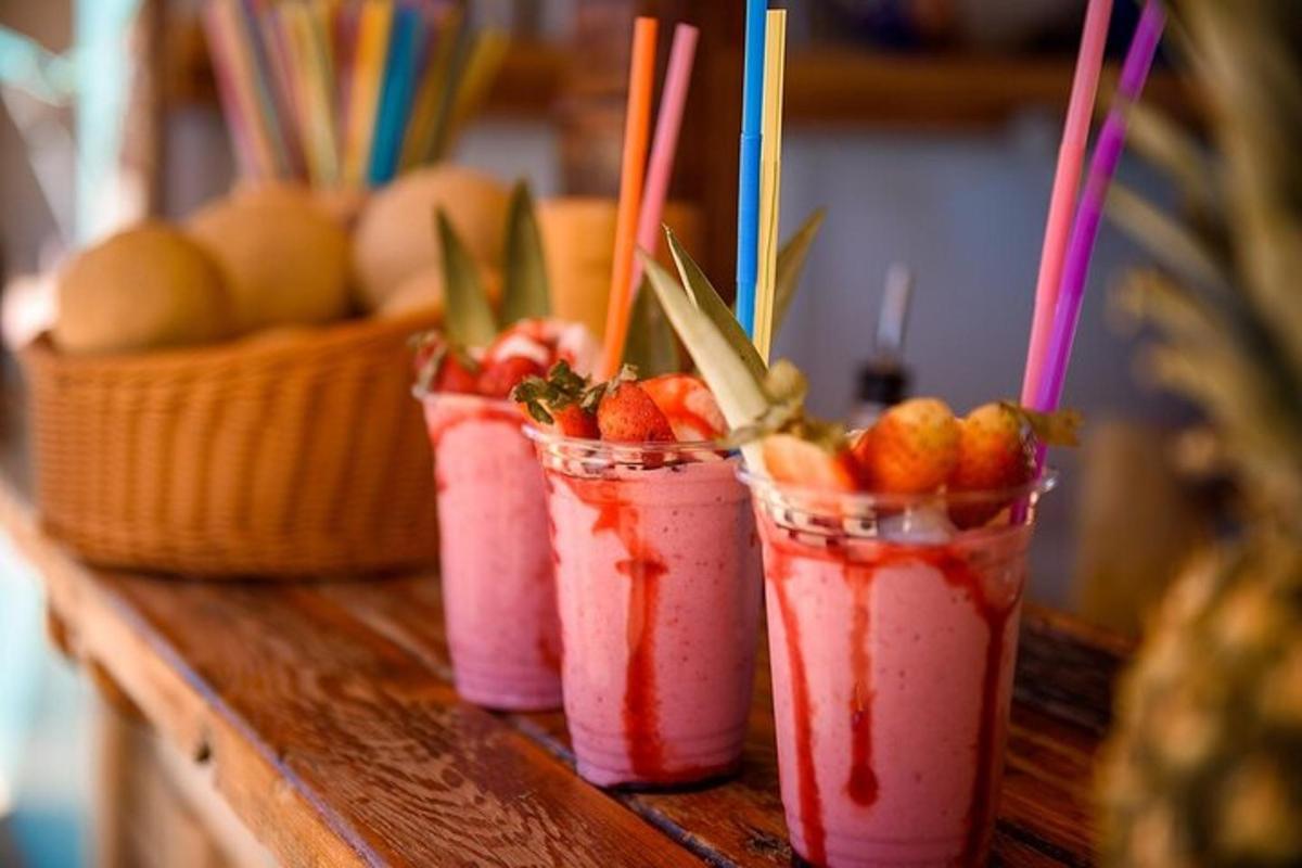Cuatro tazas con fruta en ellas colocadas sobre una mesa.