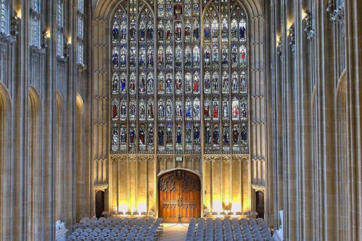 eine große Kathedrale mit einem großen Buntglasfenster