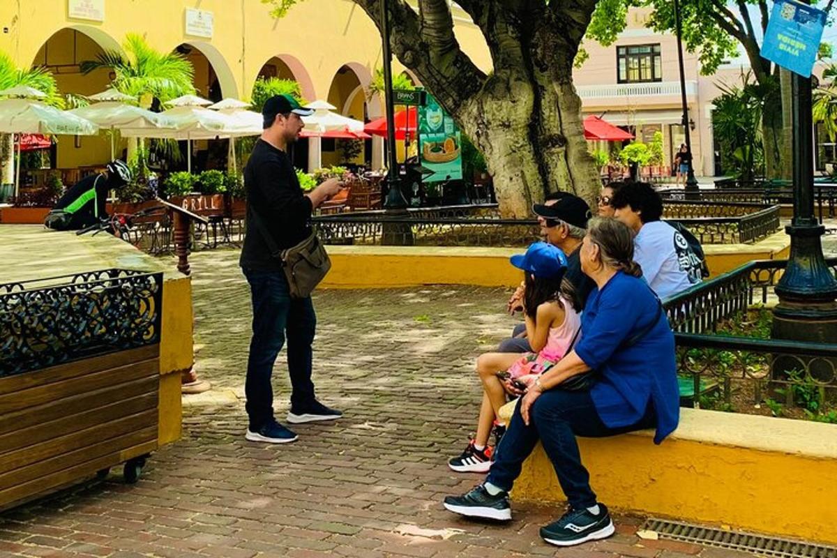 un grup de oameni așezați pe o bancă în parc