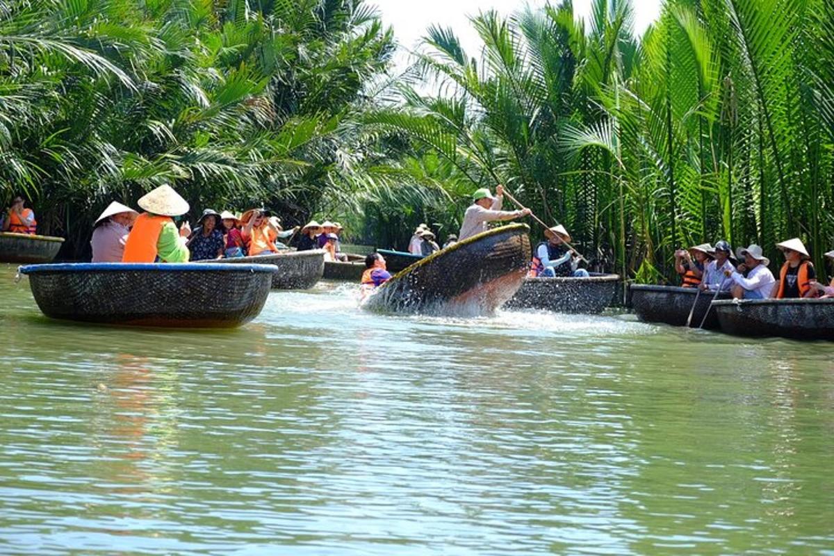 een groep mensen die op een olifant in het water rijden