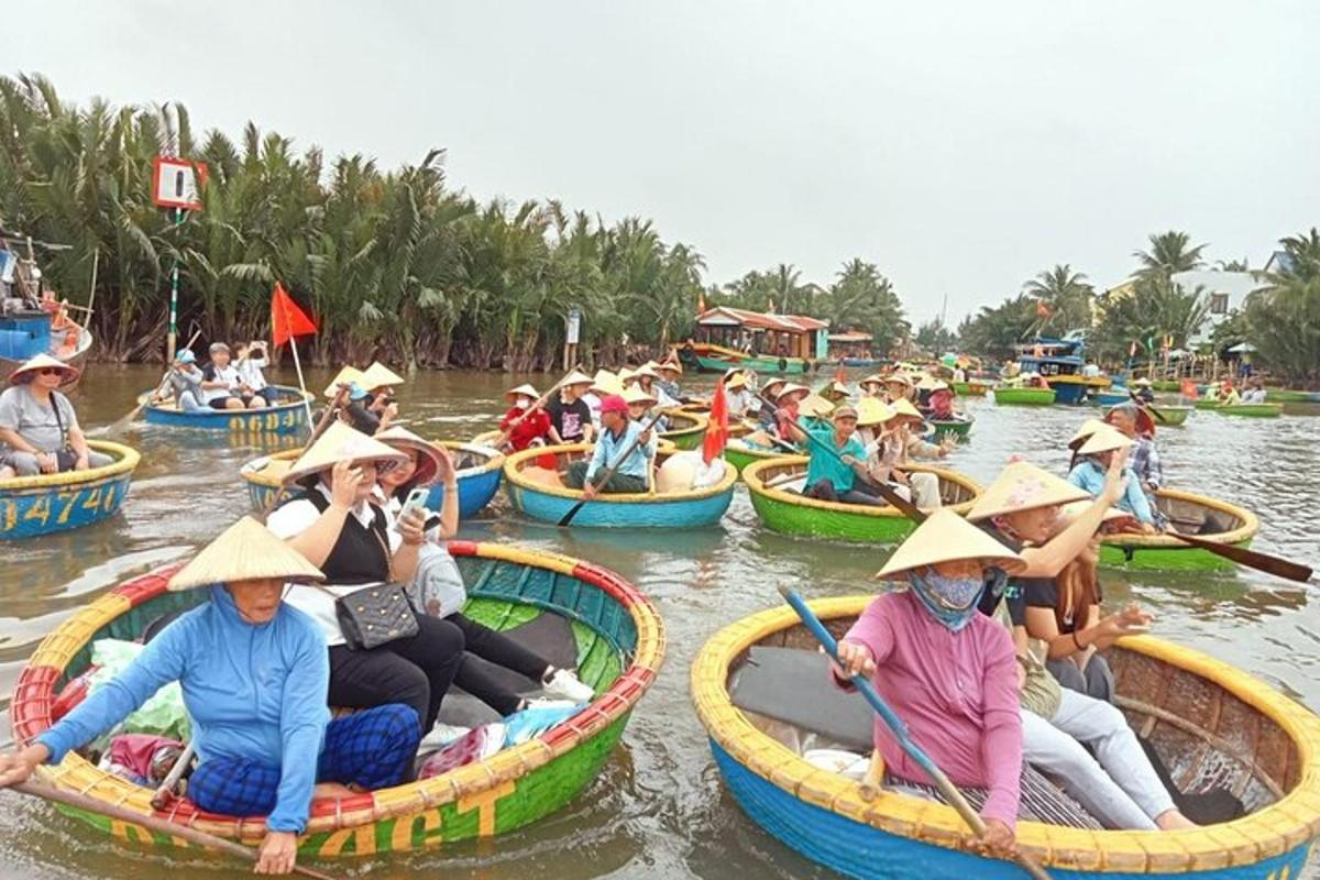 een groep mensen in boten in het water