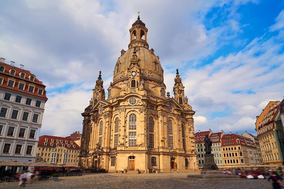 un grande edificio con una torre dell'orologio in una città
