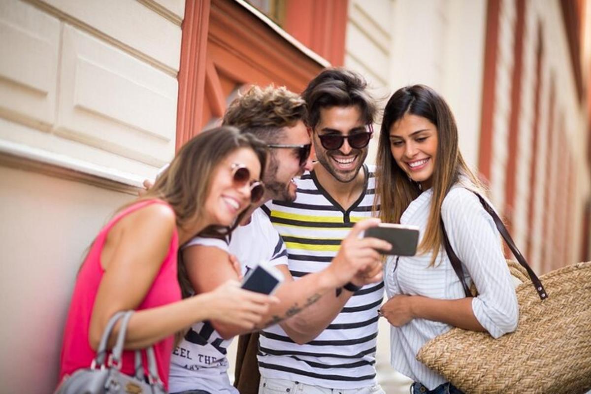 grupp inimesi, kes vaatavad oma mobiiltelefone