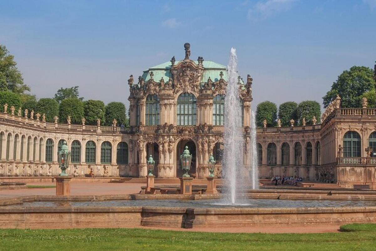 un grande edificio con una fontana di fronte