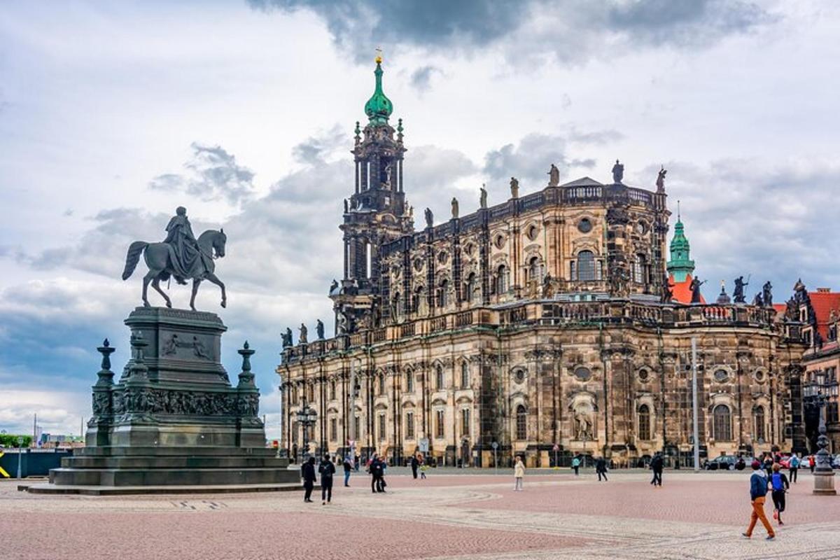un grande edificio con una statua di fronte