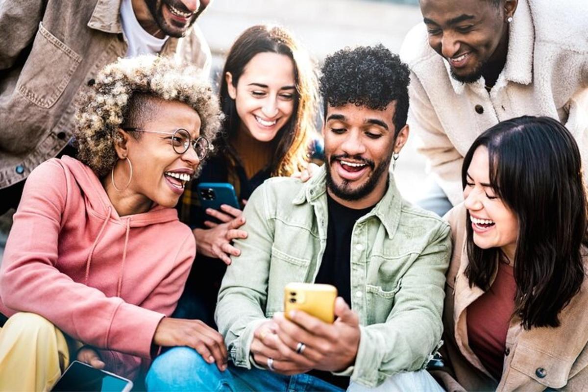 egy csoport ember a mobiltelefonjait nézi