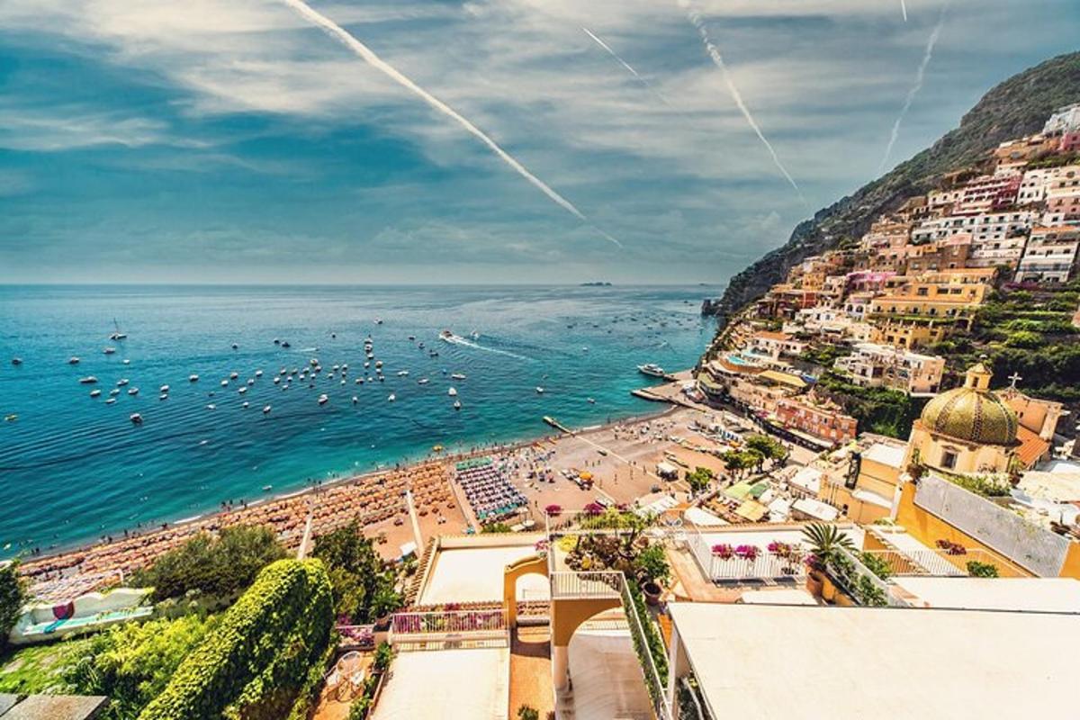 una vista aérea de una playa y el océano