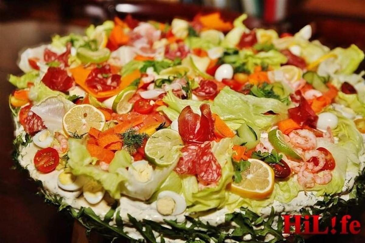 a pizza with many vegetables on top of it