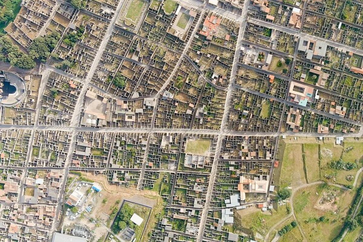 una vista dall'alto di una città con edifici e strade