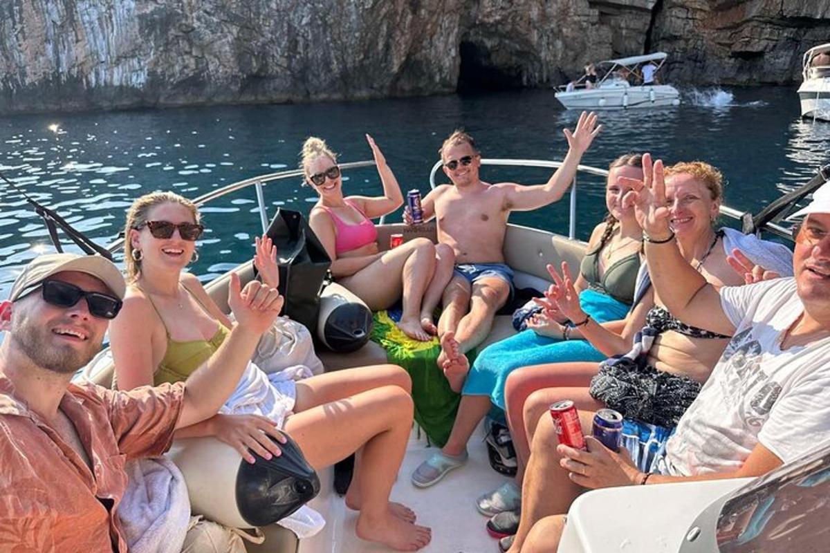 grupp inimesi istub paadis vees