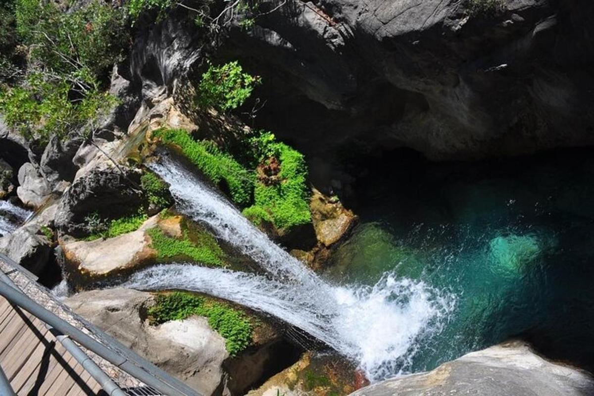 o vedere aeriană a unei cascade într-un râu