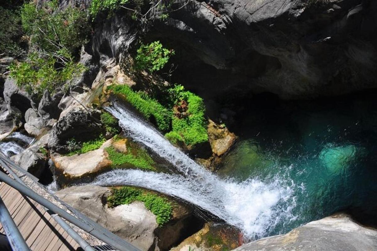 una vista aérea de una cascada en un río