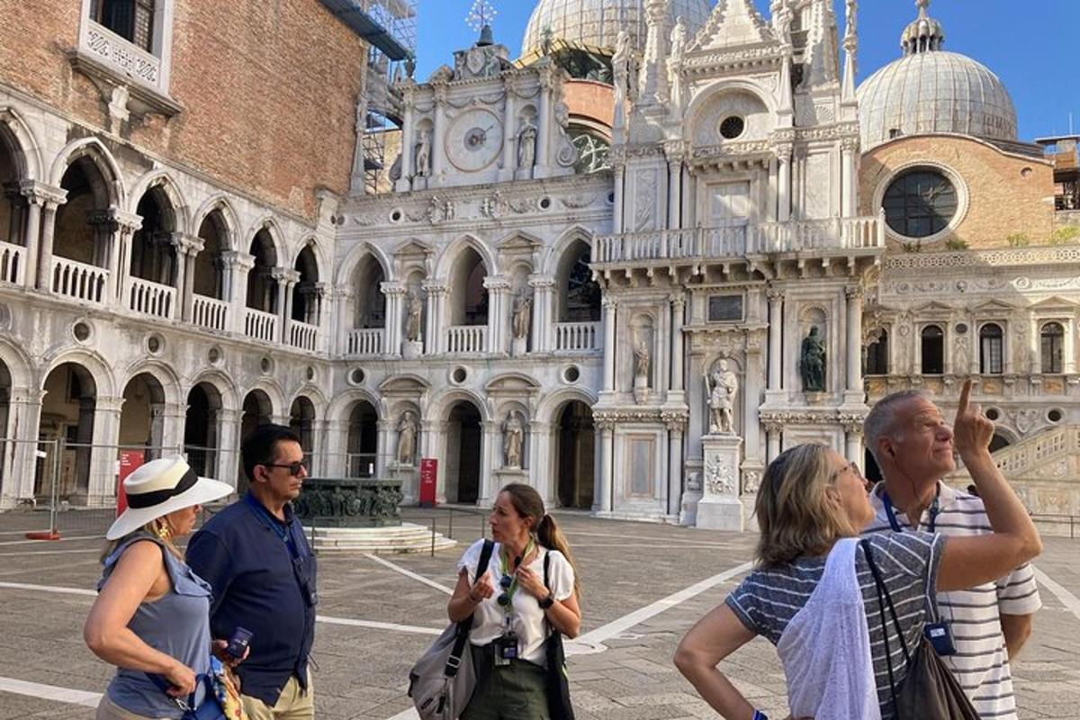 un gruppo di persone in piedi davanti a un edificio