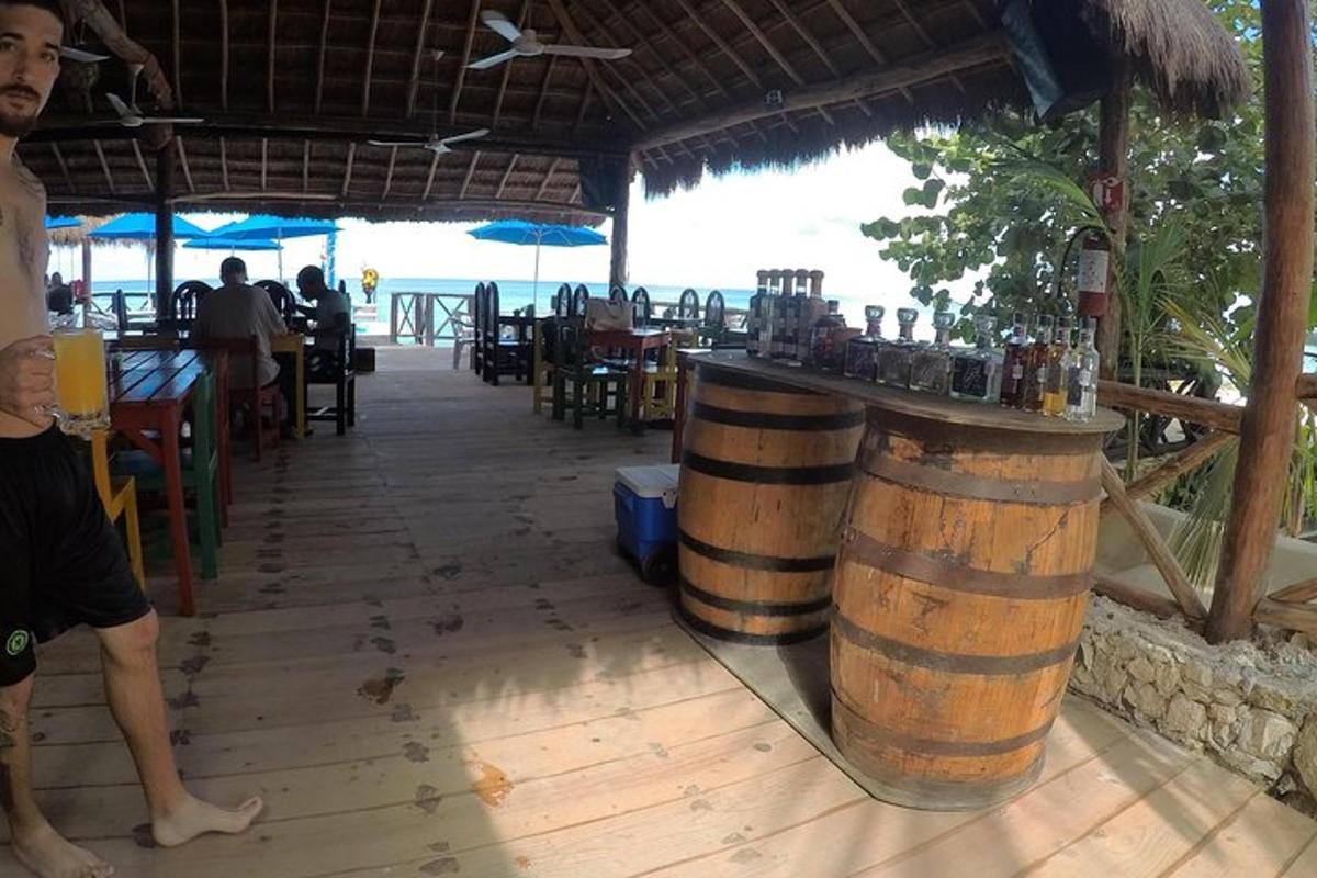 un bar într-un restaurant de lângă ocean