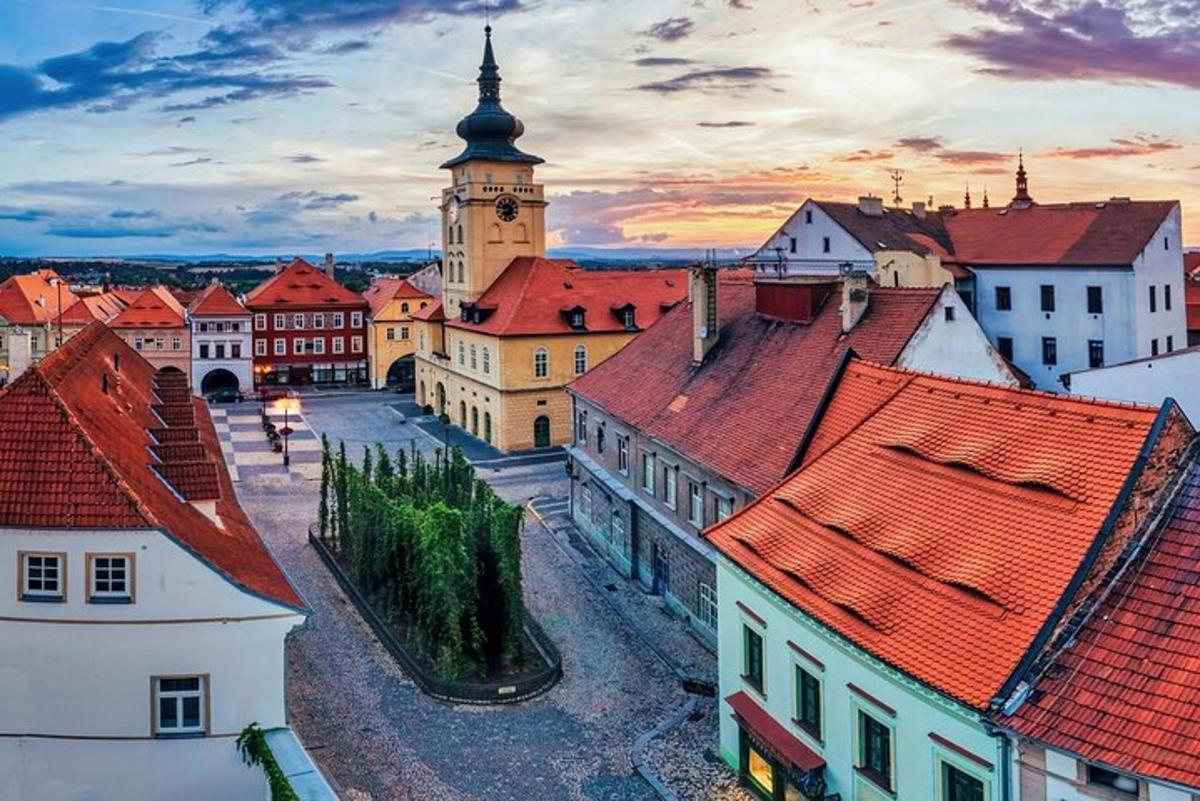 pogled na mesto z urnim stolpom
