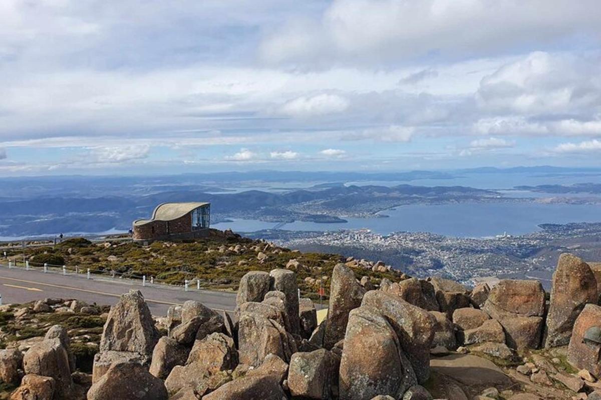 un edificio in cima a una collina con rocce