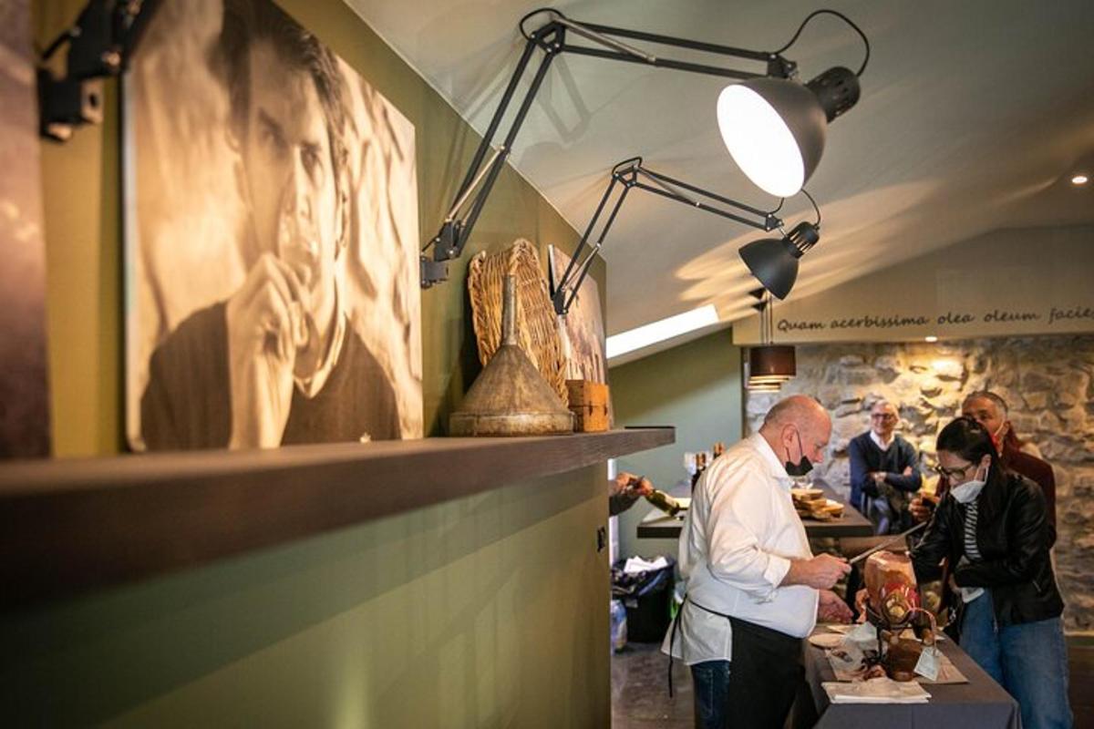 muž připravující jídlo u stolu v restauraci