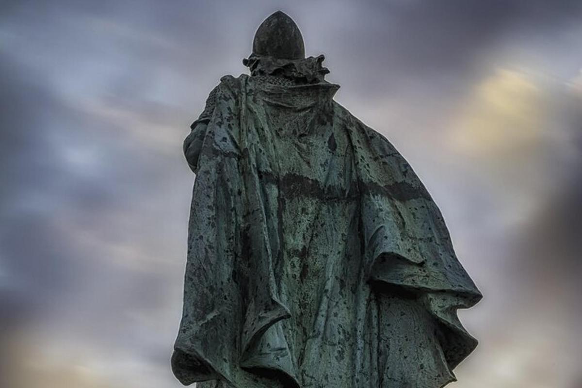una statua di un uomo con un cappotto