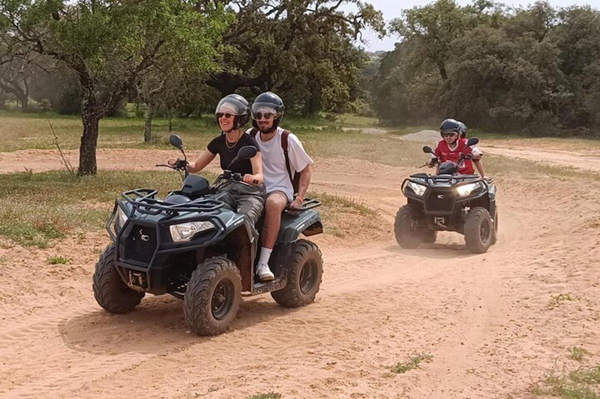 deux personnes conduisant des VTT sur un chemin de terre
