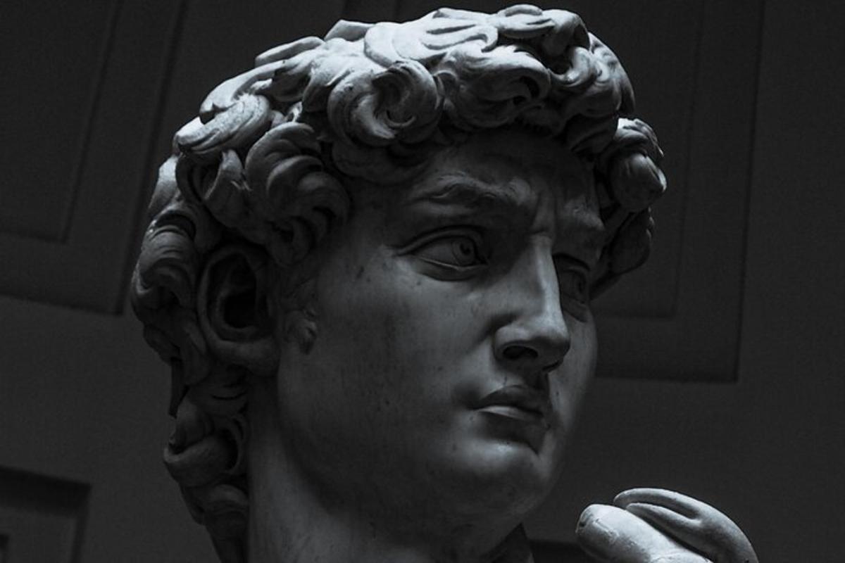 uma estátua de um busto de um homem segurando uma escova de dentes