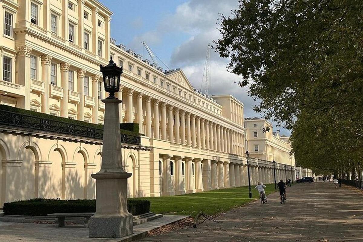 un felinar stradal în fața unei clădiri mari