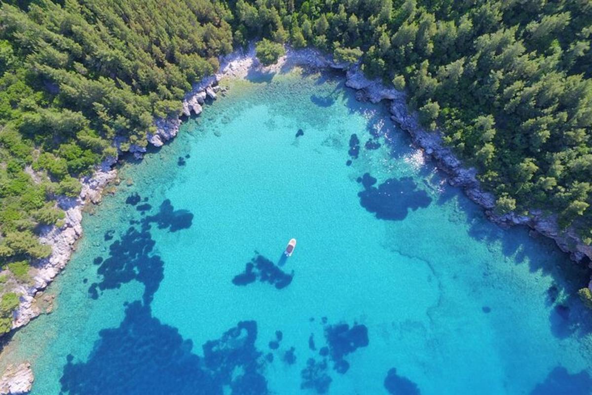 pemandangan udara dari danau biru yang besar