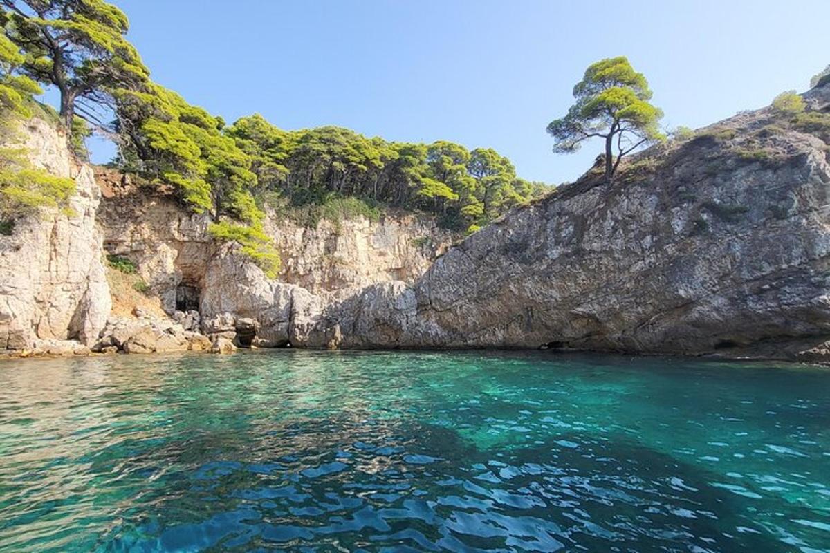ένα υδάτινο σώμα δίπλα σε έναν βραχώδη γκρεμό