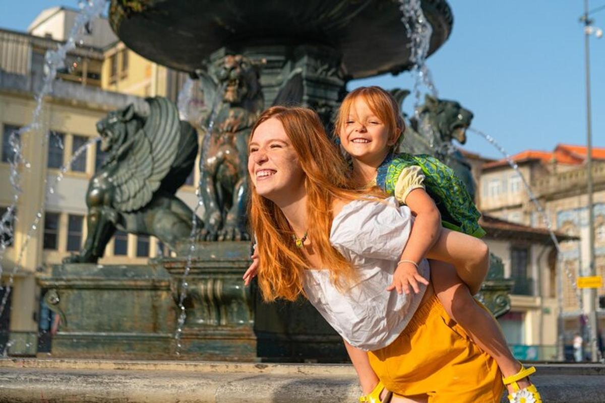 ženska, ki nosi otroka na hrbtu pred vodnjakom
