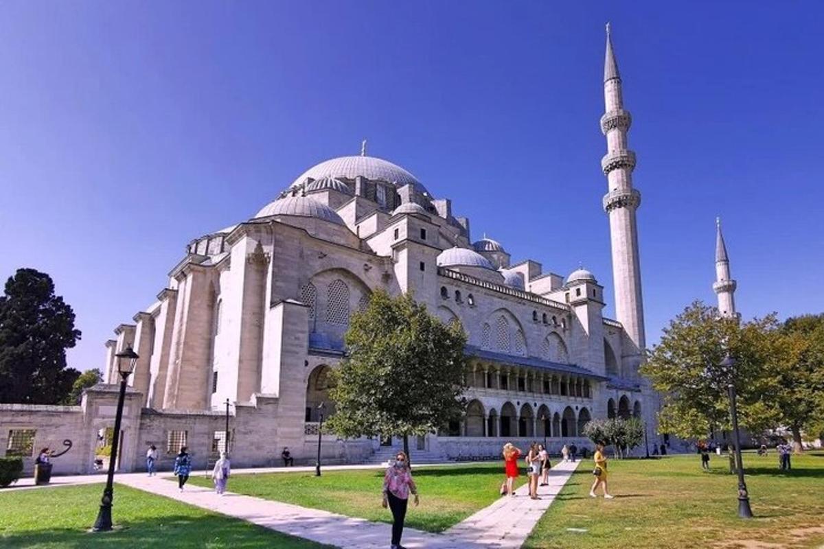 velká budova s mešitou a minaretem