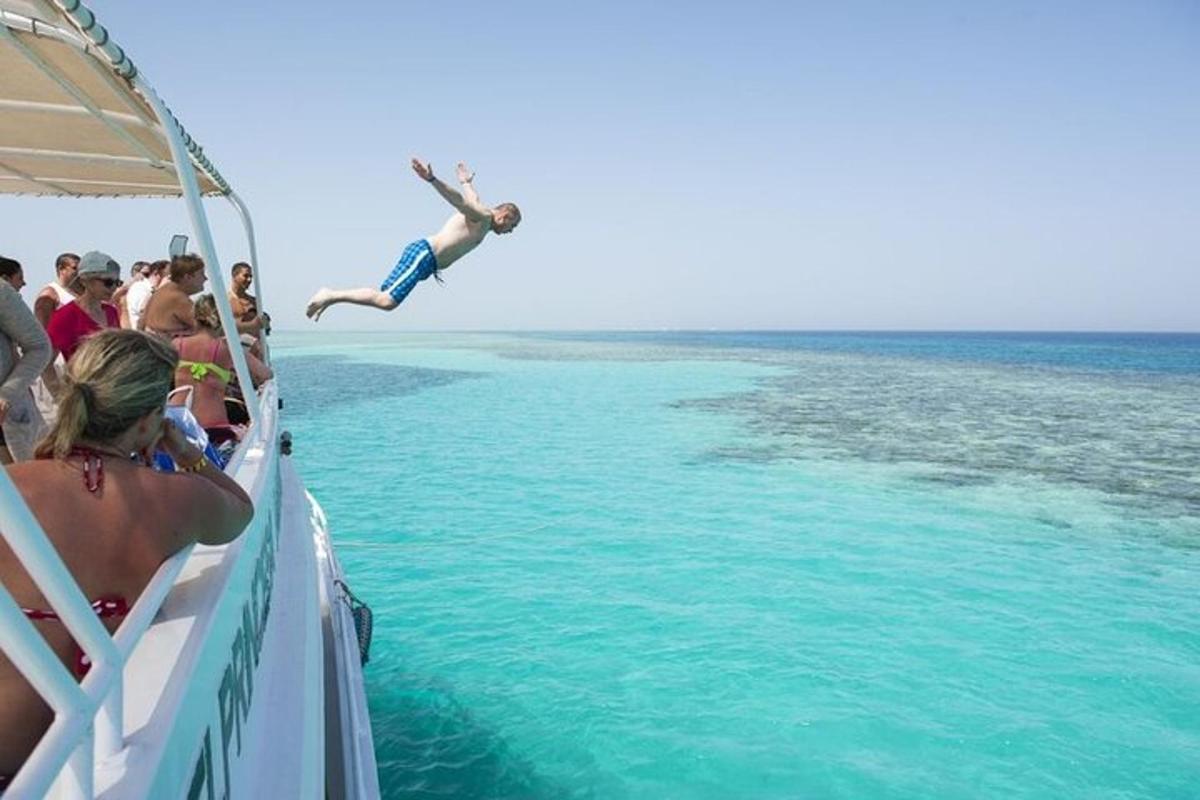 una persona saltando de un barco en el océano