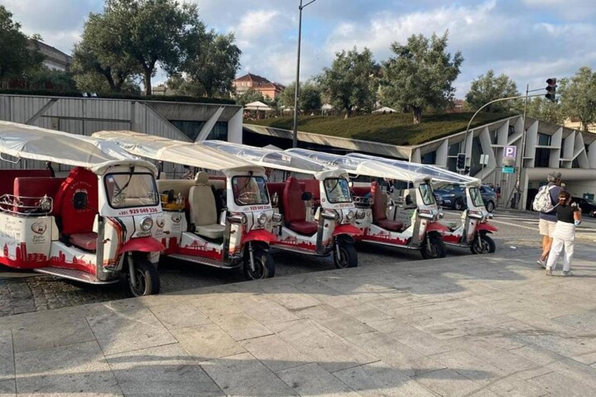 una fila di veicoli parcheggiati in un parcheggio