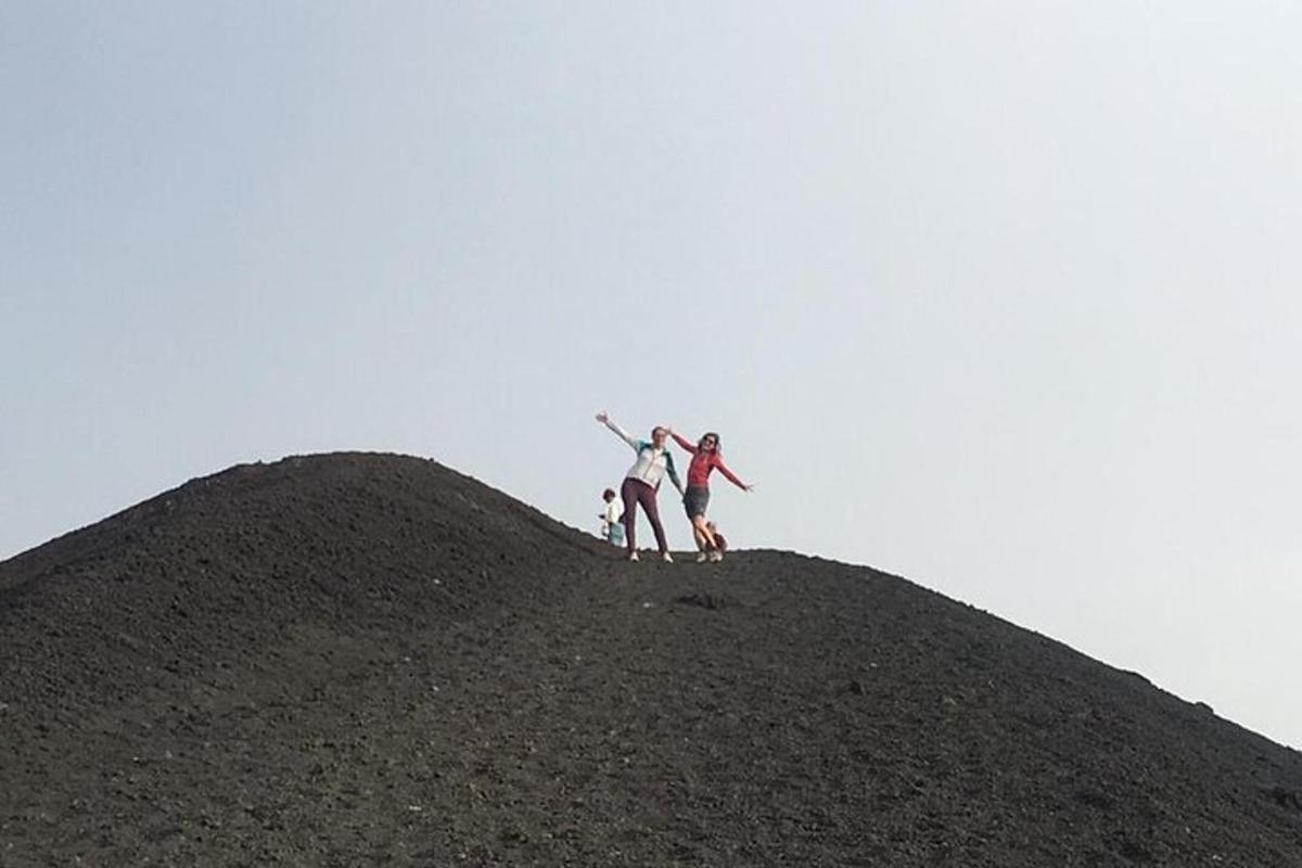 due persone in piedi in cima a una collina