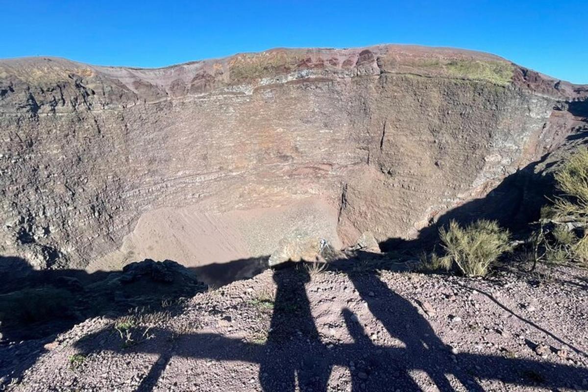 un grup de umbre pe un munte stâncos