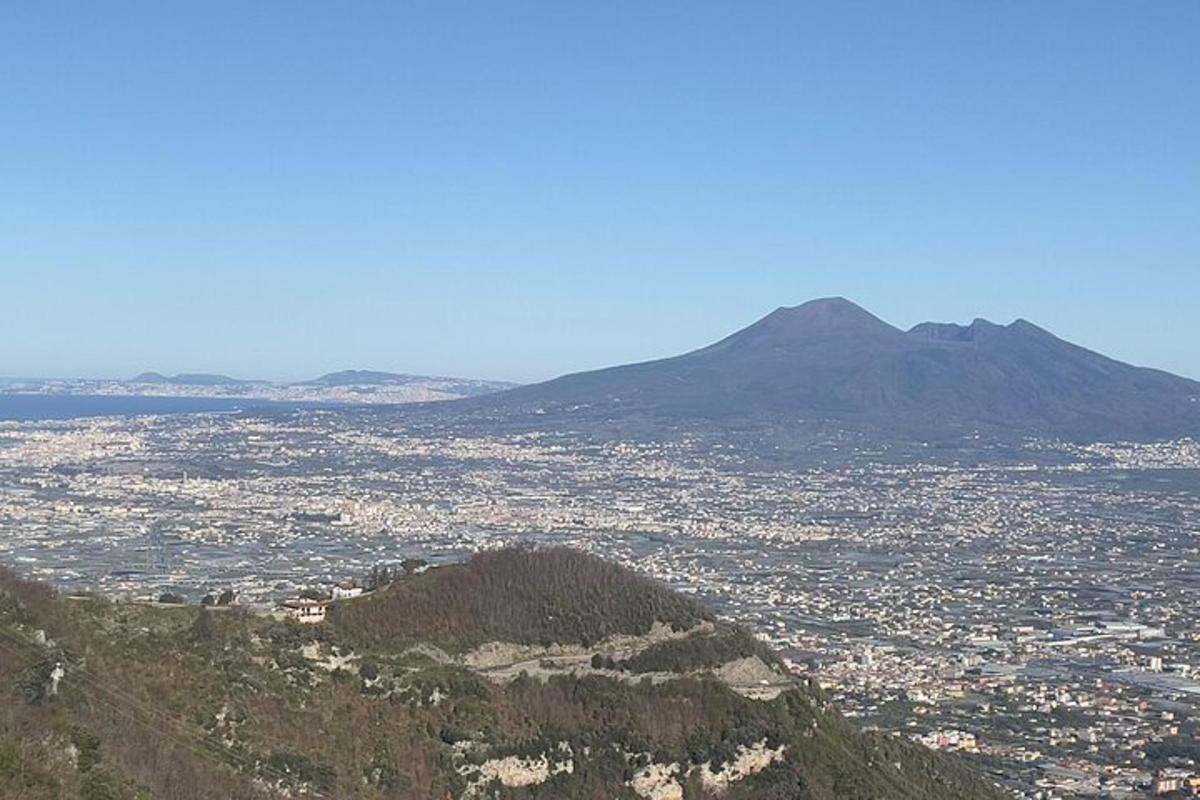 o vedere a unui oraș din vârful unui munte