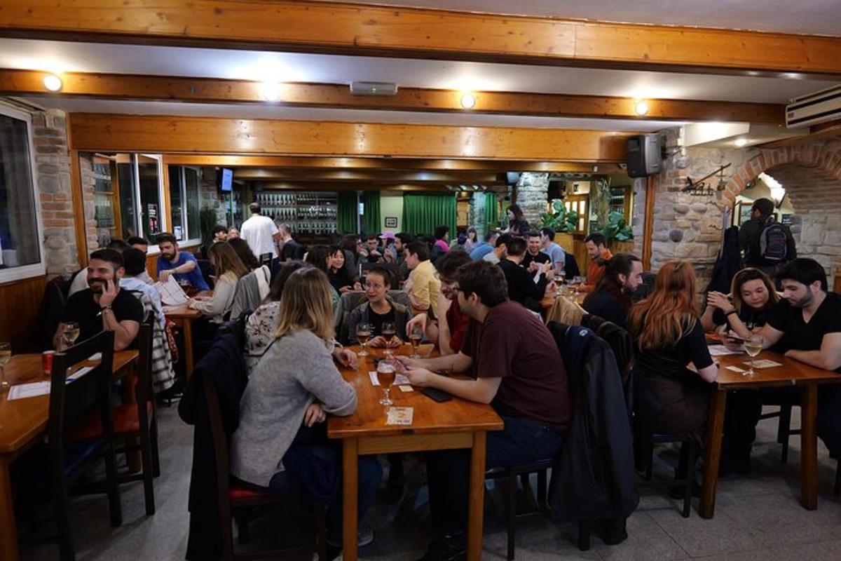 grupa ludzi siedząca przy stołach w restauracji