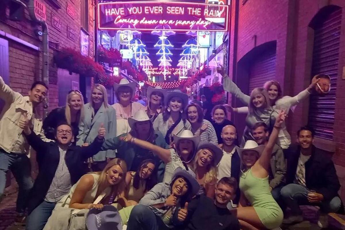 un gruppo di persone che posano per una foto a una festa