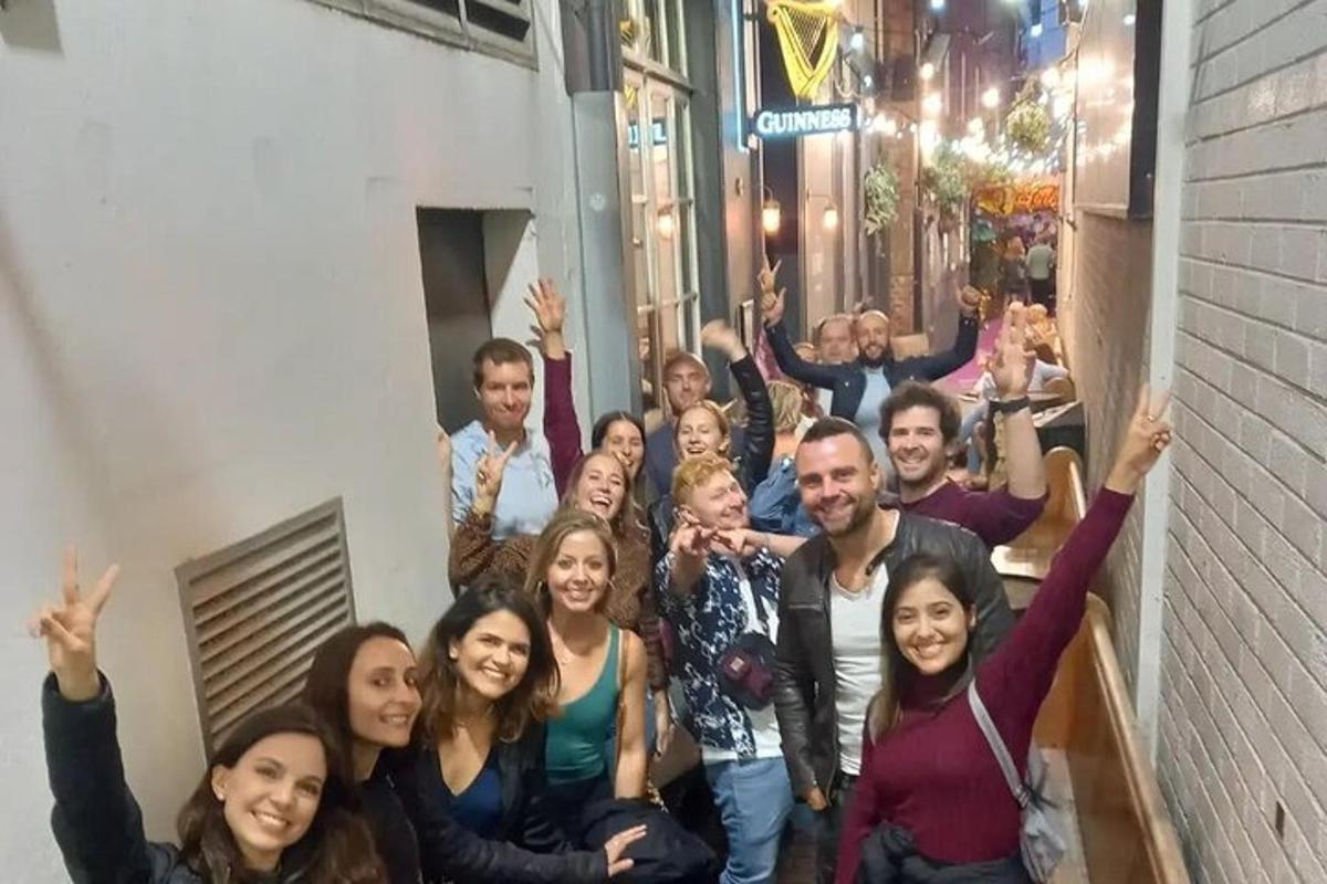 un gruppo di persone posa per una foto