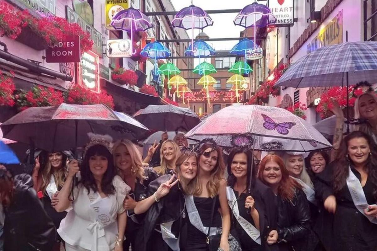 un gruppo di donne che camminano lungo una strada con gli ombrelli