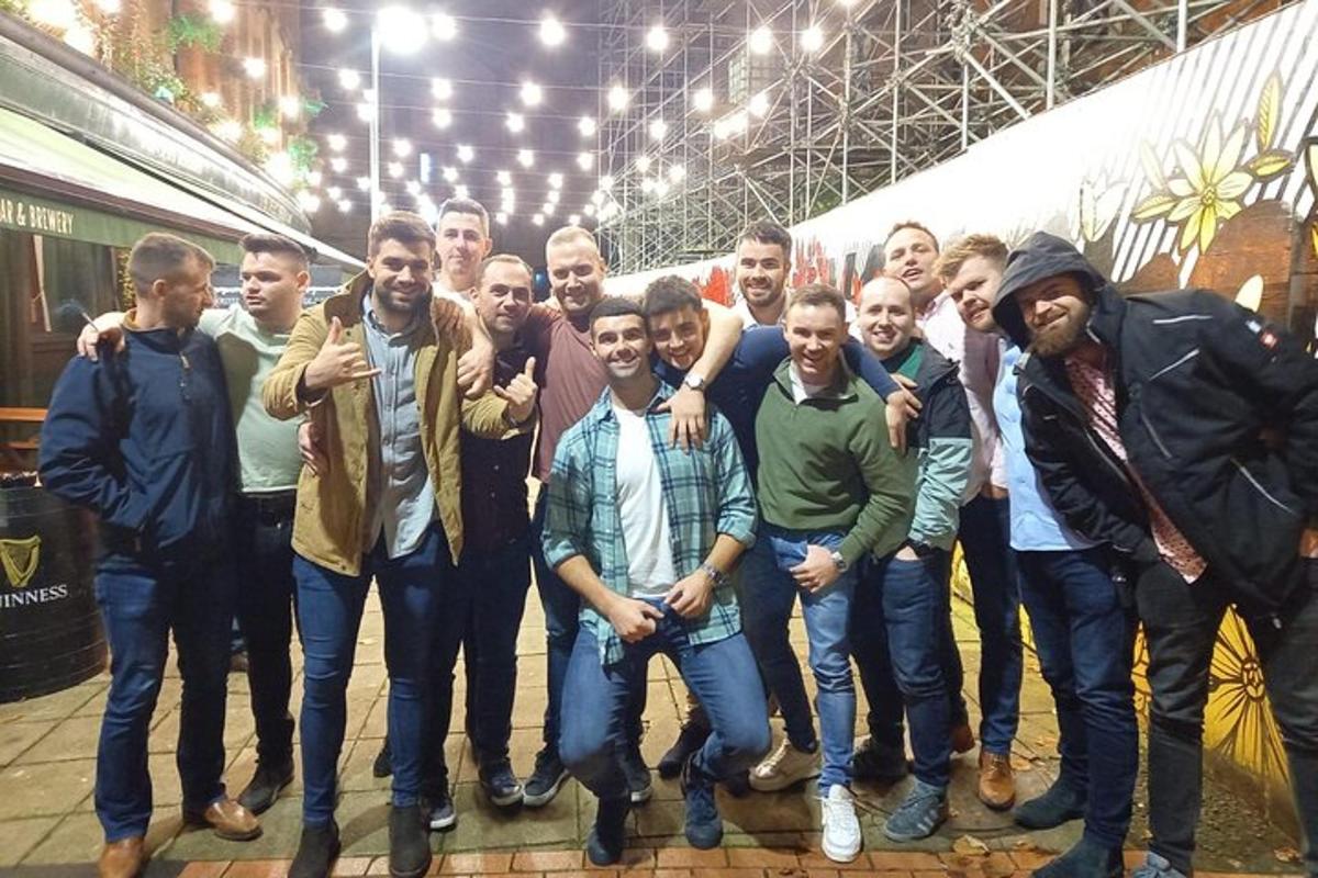 un gruppo di uomini in posa per una foto