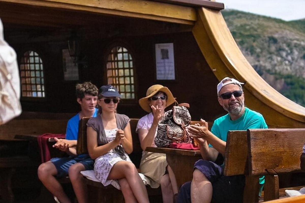 grupa ljudi koja sjedi u vlaku
