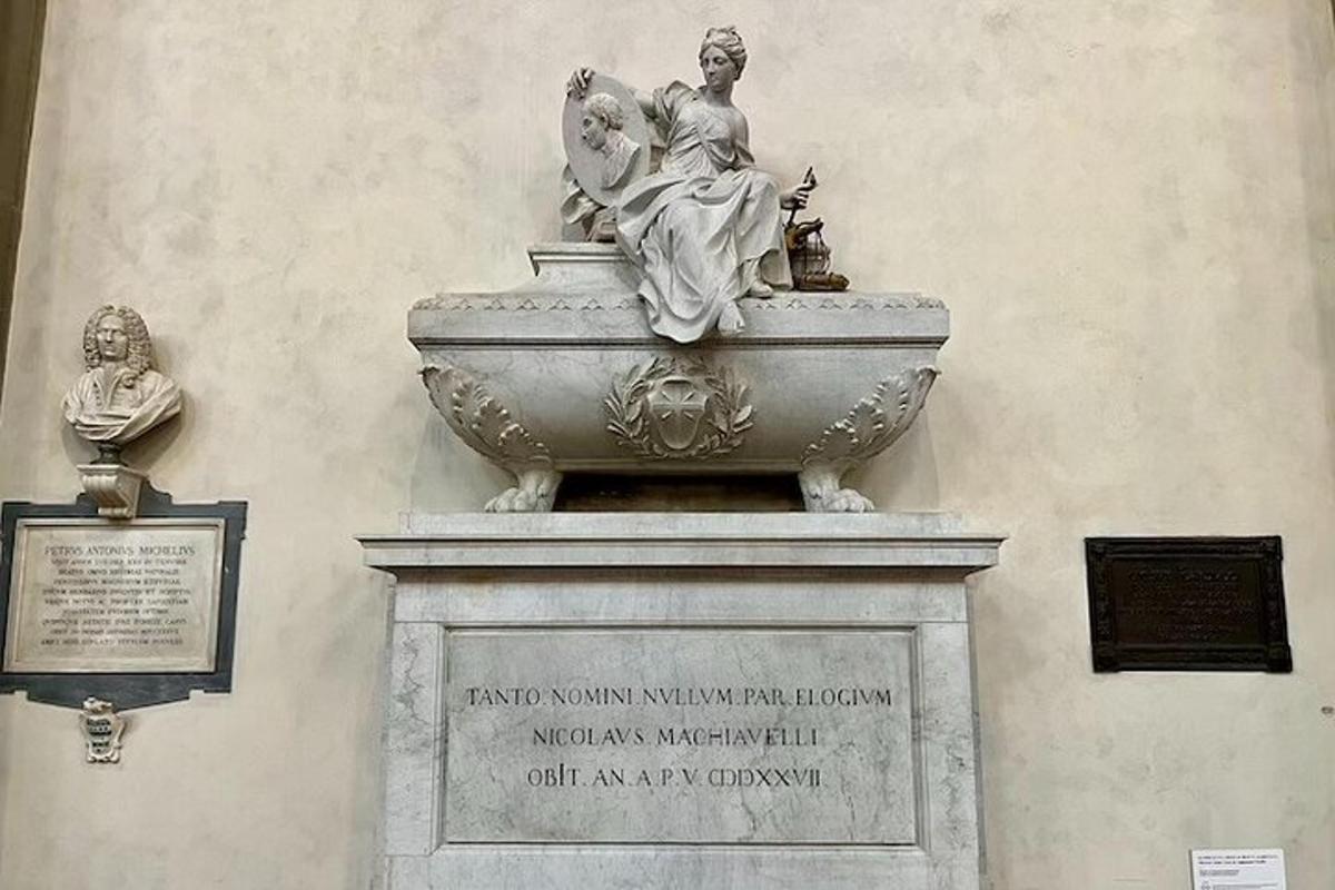en statue af en kvinde, der sidder oven på et springvand